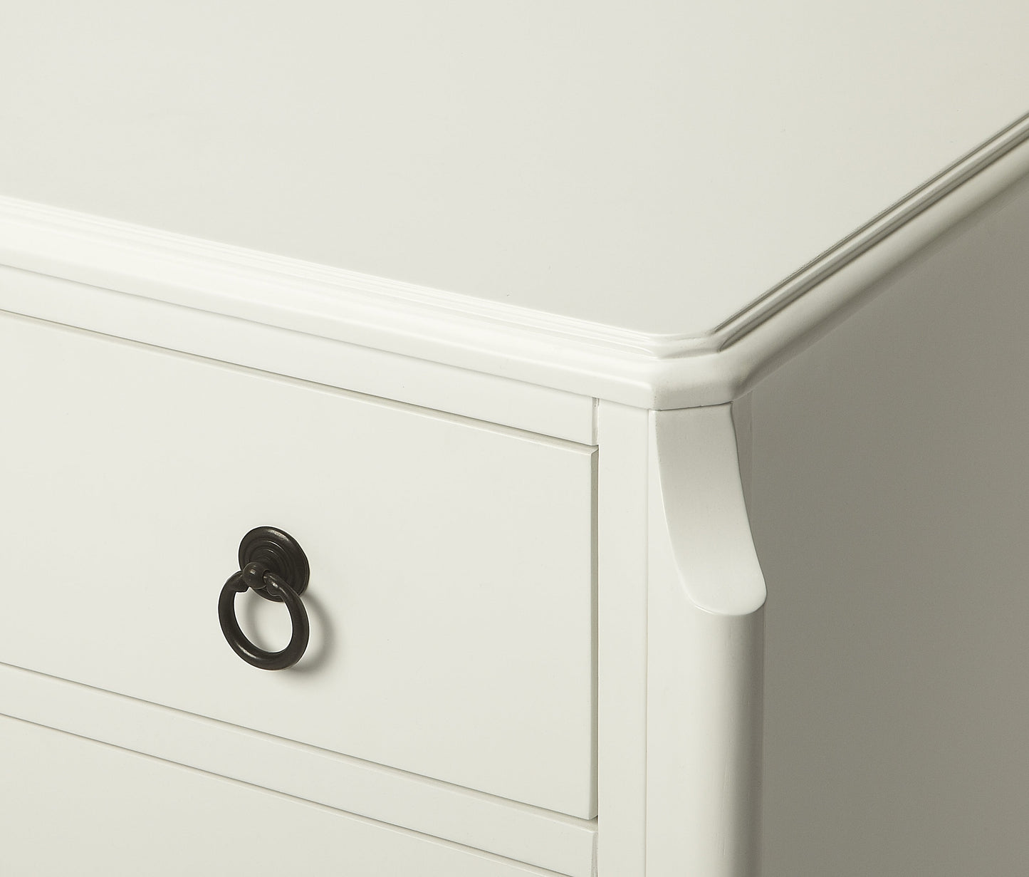 Wilshire Accent Chest in White  4469304